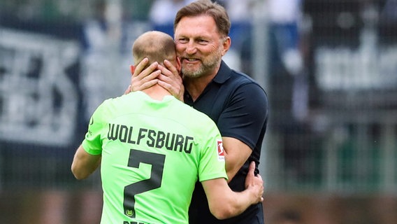 Wolfsburgs Trainer Ralph Hasenhüttl mit Vaclav Cerny © IMAGO / Christian Schroedter 