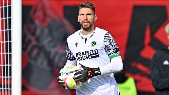Hannovers Torhüter Ron-Robert Zieler © IMAGO / Zink 