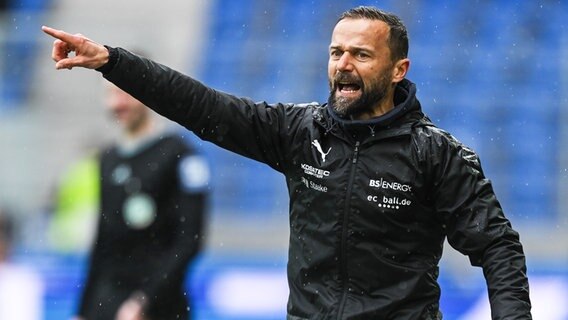 Braunschweigs Trainer Michael Schiele gestikuliert am Spielfeldrand. © picture alliance/dpa | Hasan Bratic 