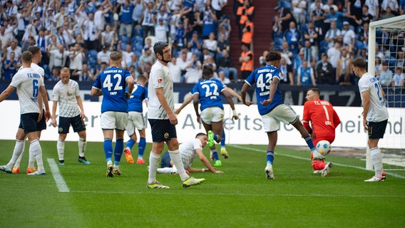 Rostocks Spieler reagieren auf einen Gegentreffer © Imago Images Foto: BEAUTIFUL SPORTS/Erlhof
