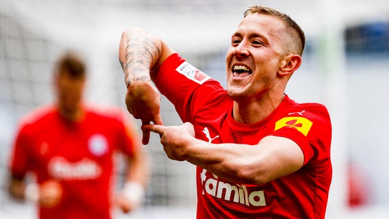Kiels Lewis Holtby bejubelt einen Treffer. © picture alliance/dpa | Axel Heimken 