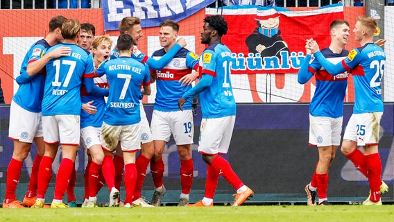 Kiels Spieler bejubeln einen Treffer gegen Fürth. © picture alliance/dpa | Axel Heimken 