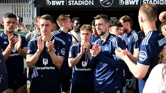 HSV-Akteure bedanken sich bei den mitgereisten Fans für die Unterstützung. © IMAGO / Langer 