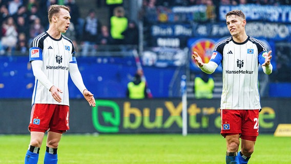 Die HSV-Akteure Sebastian Schonlau (l.) und Miro Muheim diskutieren enttäuscht miteinander. © IMAGO / Eibner 