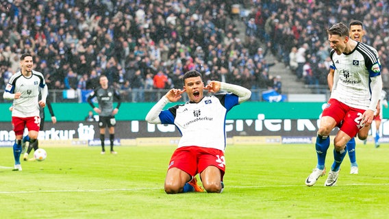 HSV-Stürmer Ransford-Yeboah Königsdörffer bejubelt einen Treffer. © IMAGO / Lobeca 