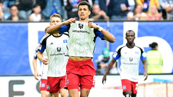 HSV-Stürmer Robert Glatzel bejubelt einen Treffer. © IMAGO / Lobeca 