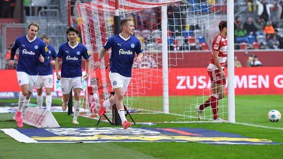 Kiels Lewis Holtby (m.) bejubelt seinen Treffer © Imago Images 