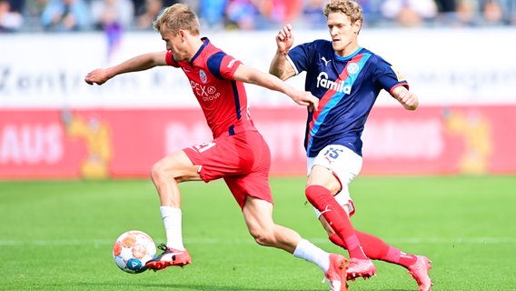 Rostocks Nik Omladic (l.) und Kiels Johannes van den Bergh kämpfen um den Ball. © WITTERS Foto: LeonieHorky