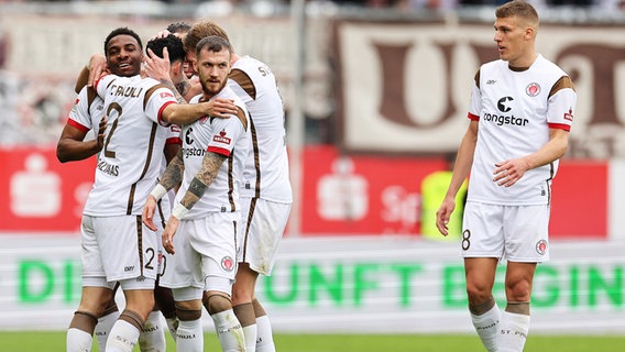 St. Paulis Spieler bejubeln einen Treffer. © WITTERS/JoergHalisch 