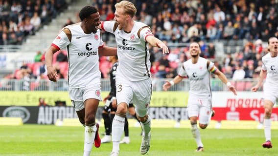 St. Paulis Oladapo Afolayan (l.) und Lukas Daschner bejubeln einen Treffer. © WITTERS/JoergHalisch 