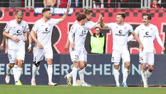 St. Paulis Spieler bejubeln einen Treffer. © IMAGO / Zink 