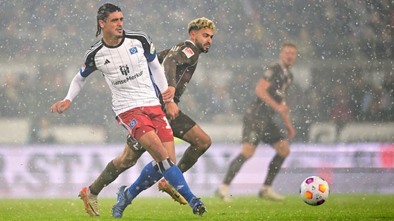 HSV-Verteidiger Guilherme Ramos (l.) und St. Paulis Elias Saad kämpfen um den Ball. © Witters/LeonieHorky 