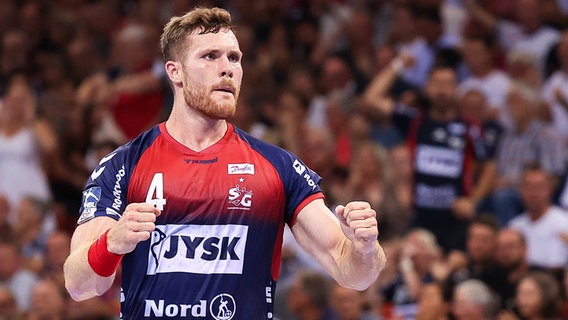 Johannes Golla von der SG Flensburg-Handewitt jubelt. © IMAGO/Lobeca 