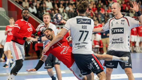 Szene aus der European-League-Partie zwischen Bwenfica Lissabon und der SG Flensburg-Handewirtt. © IMAGO / Globallmagens 