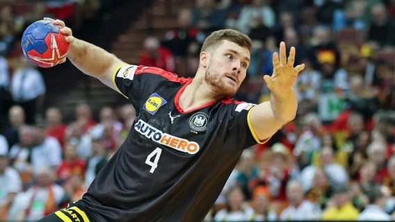 Handballer Johannes Golla in Aktion bei der WM 2023. © IMAGO / Kessler-Sportfotografie 