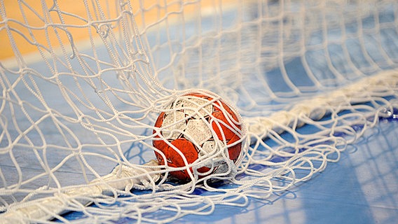 Ein Handball liegt im Tornetz. © picture-alliance Foto: Frank Hoermann / Sven Simon