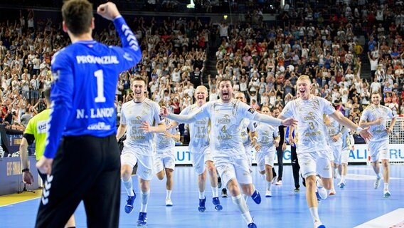 Jubel bei Niklas Landin (l.) und den Handballern vom THW Kiel © picture alliance / SVEN SIMON | Anke Waelischmiller/SVEN SIMON 