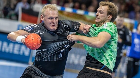 Patrick Wiencek vom THW Kiel im Zweikampf mit Mathias Gidsel von den Füchsen Berlin. © picture alliance/dpa Foto: Andreas Gora