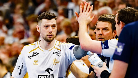 Niclas Ekberg vom THW Kiel klatscht mit Sander Sagosen ab © picture alliance/dpa Foto: Frank Molter