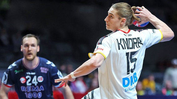 Handball-Nationalspieler Juri Knorr im WM-Duell mit Norwegen beim Siebenmeter © picture alliance/dpa | Jan Woitas 