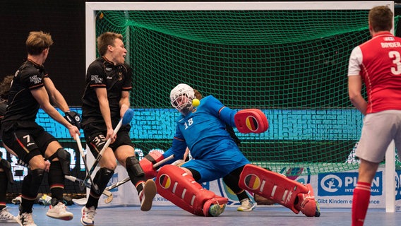 Die deutschen Hockey-Männer bei der Strafeckenabwehr. © IMAGO / Beautiful Sports 