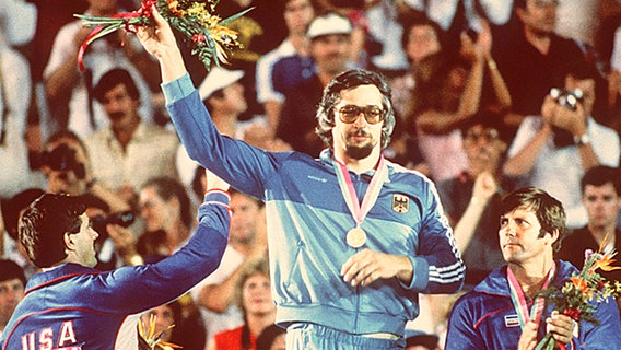 Diskus-Olympiasieger Rolf Danneberg bei der Siegerehrung 1984 in Los Angeles © picture-alliance / dpa 