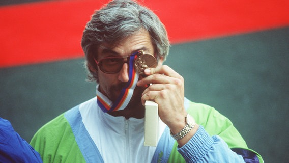 Diskuswerfer Rolf Danneberg mit seiner Bronzemedaille bei den Olympischen Spielen 1988 in Seoul. © picture-alliance / Sven Simon Foto: Sven Simon