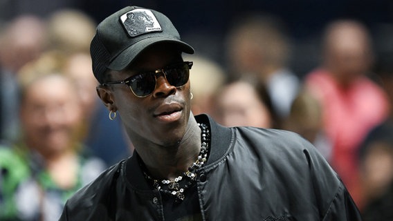 Weltmeister Dennis Schröder zu Gast beim Saisonauftakt der Löwen Braunschweig. © picture alliance / dpa Foto: Swen Pförtner