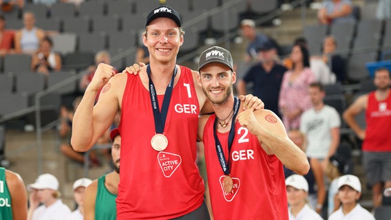Nils Ehlers (l.) und Clemens Wickler präsentieren ihre Bronze-Medaillen. © IMAGO / Beautiful Sports 