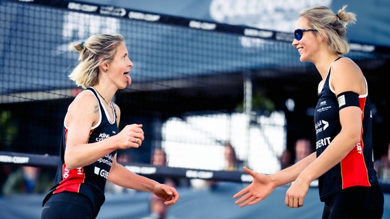 Die Beachvolleyballerinnen Laura Ludwig (l.) und Louisa Lippmann. © IMAGO / Beautiful Sports 