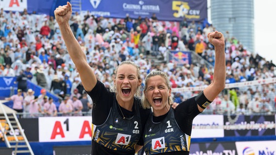 Louisa Lippmann (l.) und Laura Ludwig jubeln nach einem Sieg. © IMAGO / Beautiful Sports 
