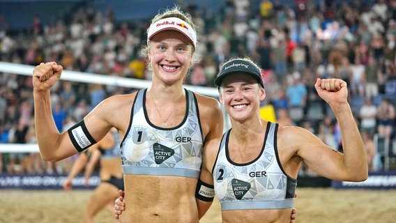Die Beachvolleyballerinnen Svenja Müller und Cinja Tillmann (v.l.) beim Turnier in Hamburg © IMAGO / Sports Press Photo 