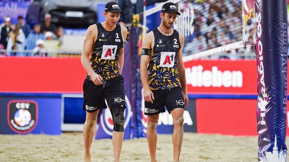 Die deutschen Beachvolleyballer Nils Ehlers (l.) und Clemens Wickler © picture alliance / APA 