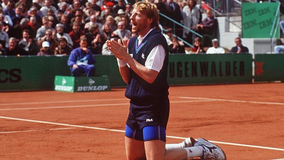 Boris Becker kniet 1992 auf dem Center Court am Rothenbaum. © picture-alliance / Sven Simon Foto: Sven Simon