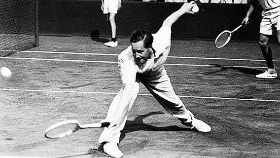 Gottfried Freiherr von Cramm (vorne) und Rolf Goepfert in Wimbledon 1951 © picture-alliance / dpa 