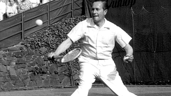 Gottfried Freiherr von Cramm 1952 bei einem Davis-Cup-Match © picture-alliance / dpa 