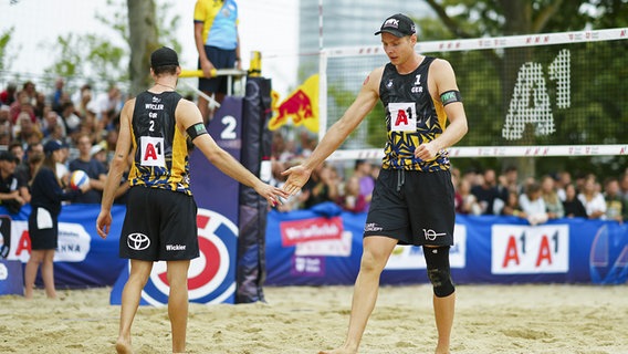 Die deutschen Beachvolleyballer Nils Ehlers (r.) und Clemens Wickler © picture alliance / APA 