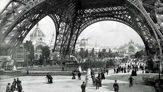 Der zur Weltausstellung 1889 gebaute Eiffelturm in Paris © Roger Viollet/Getty Images 