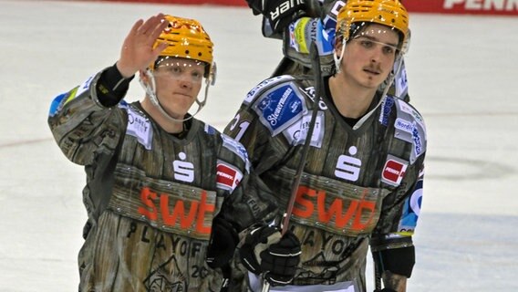 Ross Mauermann (l.) und Jake Virtanen  von den Fischtown Pinguins Bremerhaven © IMAGO / kolbert-press 