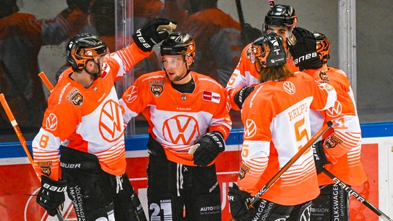 Jubel bei den Eishockey-Spielern der Grizzlys Wolfsburg © picture alliance/dpa Foto: Armin Weigel