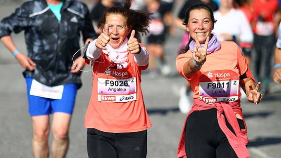 Zwei Teilnehmerinnen beim Hamburg-Marathon © NDR Foto: Hanno Bode