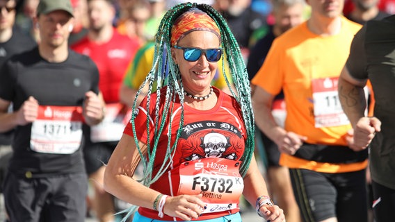 Eine Teilnehmerin beim Hamburg-Marathon 2024 © NDR/Hanno Bode 