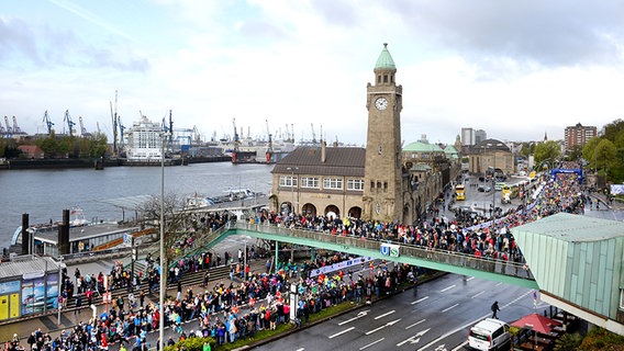 Zuschauer beim Marathon am Hafen © dpa Foto: Daniel Reinhardt