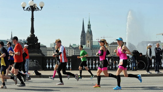 Läufer beim Hamburg-Marathon, im Hintergrund das Hamburger Rathaus © Witters Foto: Frank Peters