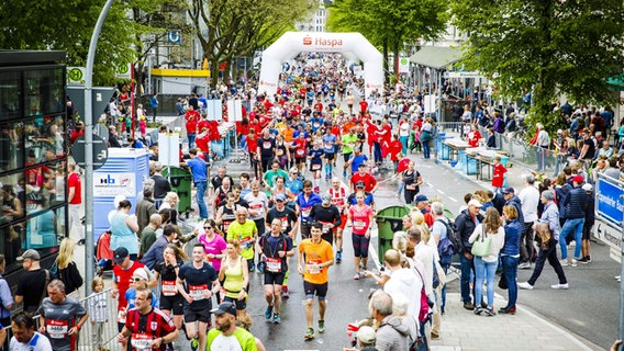 Läufer des Hamburg-Marathons laufen in Richtung Klosterstern © IMAGO / Lars Berg 