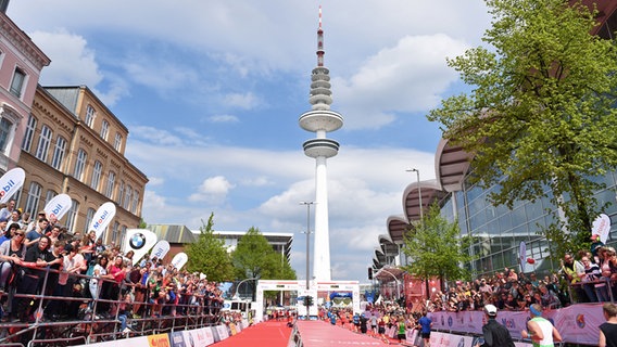 Blick auf den Hamburger Fernsehturm und den Zieleinlauf beim Hamburg-Marathon © Witters 