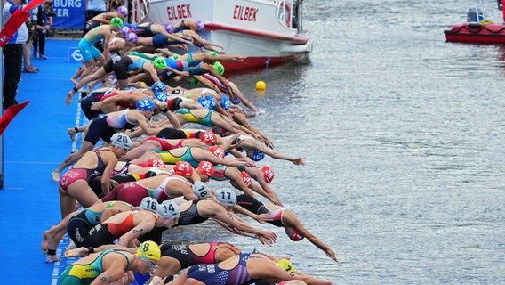Start des Elite-Frauen-Rennens beim Hamburg-Triathlon 2022 © WITTERS 