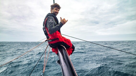 Der Hamburger Segel-Profi Boris Herrmann auf der Yacht Malizia während des Ocean Race © picture alliance/dpa/Team Malizia | Antoine Auriol 