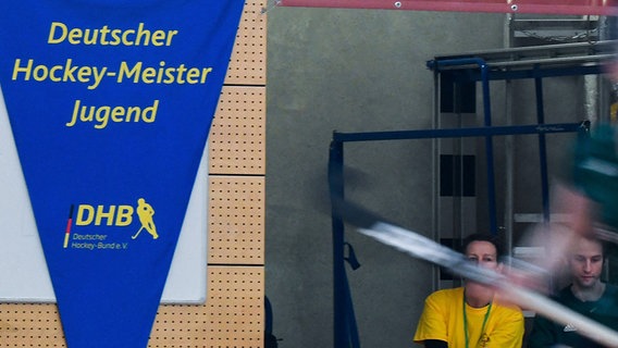 Der Blaue Wimpel des Deutschen Hockey Bundes für Jugend-Meisterschaften hängt an einer Hallenwand © IMAGO / Patrick Scheiber 