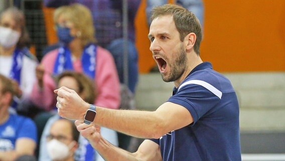 Trainer Felix Koslowski vom Volleyball-Bundesligisten SSC Schwerin © IMAGO / Pressefoto Baumann 